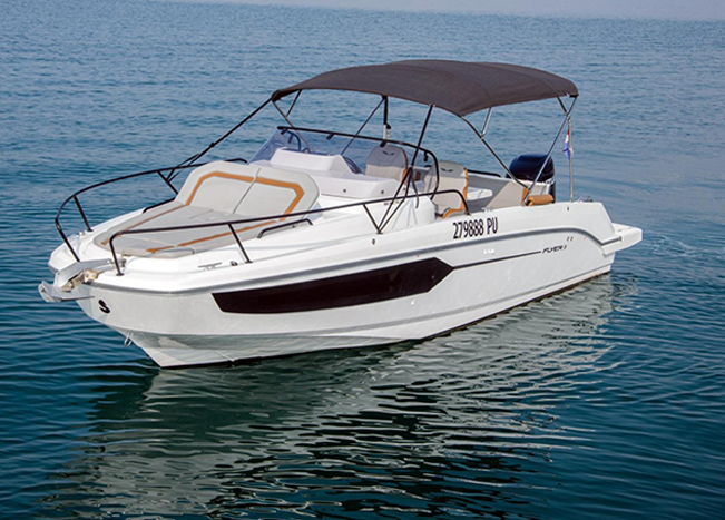 Flyer 8 Sundeck 350cv 7 passagers (Journée 950€ , demi- journée ou sunset 850€ - Hors carburant, Skipper inclus)